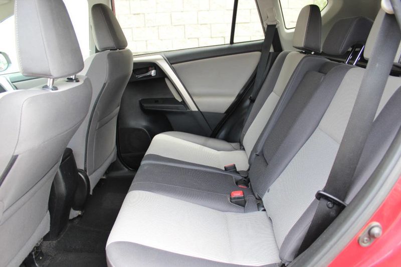 2015 Toyota RAV4 AWD 4dr XLE - 22883871 - 17