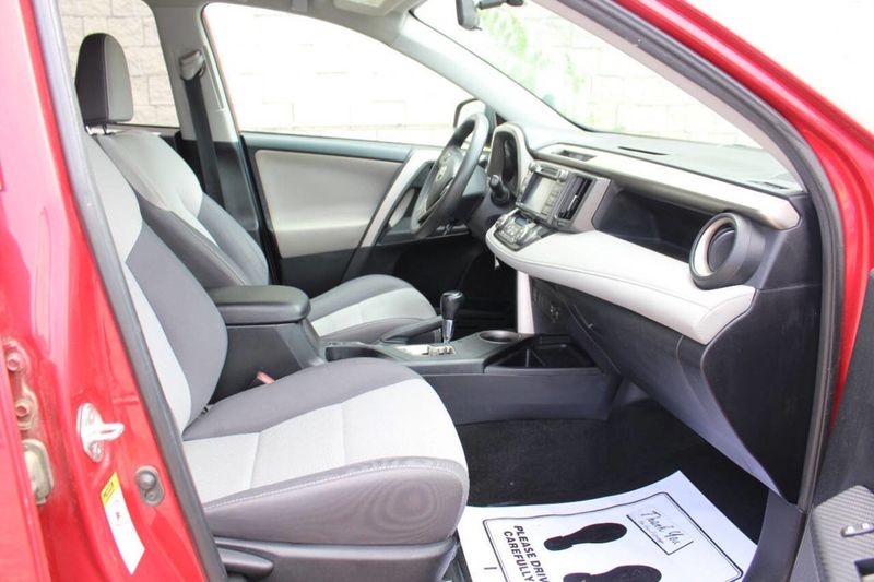 2015 Toyota RAV4 AWD 4dr XLE - 22883871 - 18