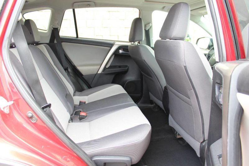 2015 Toyota RAV4 AWD 4dr XLE - 22883871 - 19