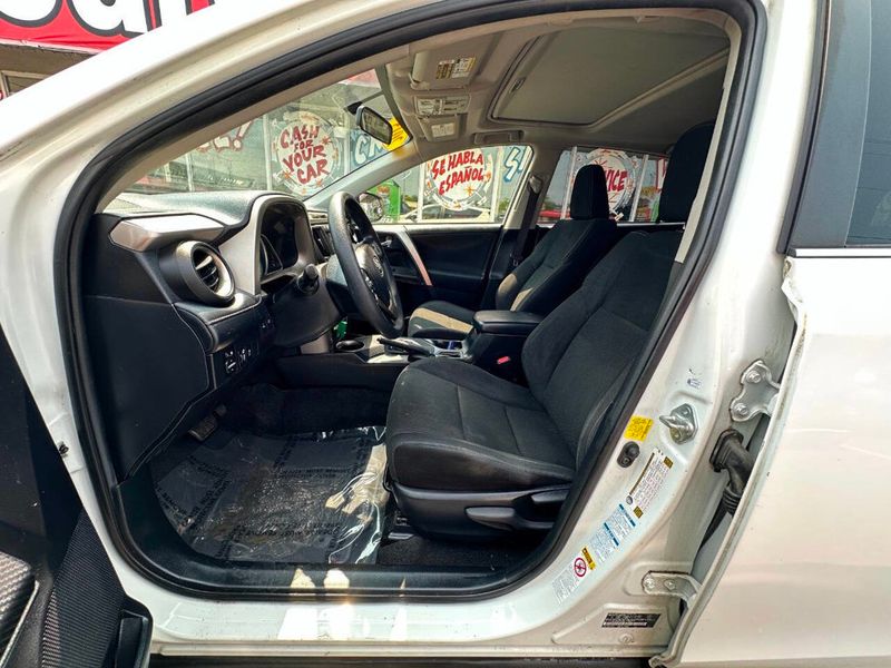 2015 Toyota RAV4 AWD 4dr XLE - 22895286 - 9
