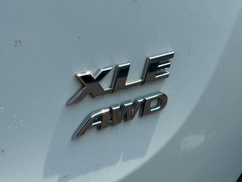 2015 Toyota RAV4 AWD 4dr XLE - 22895286 - 18