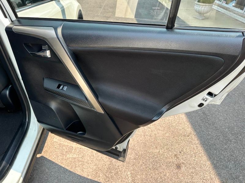 2015 Toyota RAV4 AWD 4dr XLE - 22895286 - 23