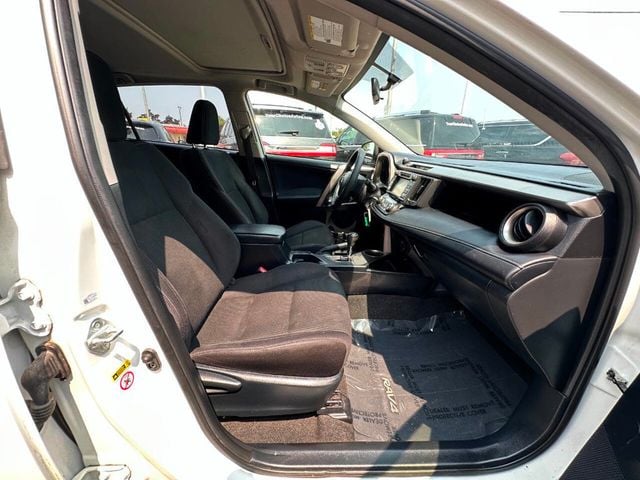 2015 Toyota RAV4 AWD 4dr XLE - 22895286 - 28