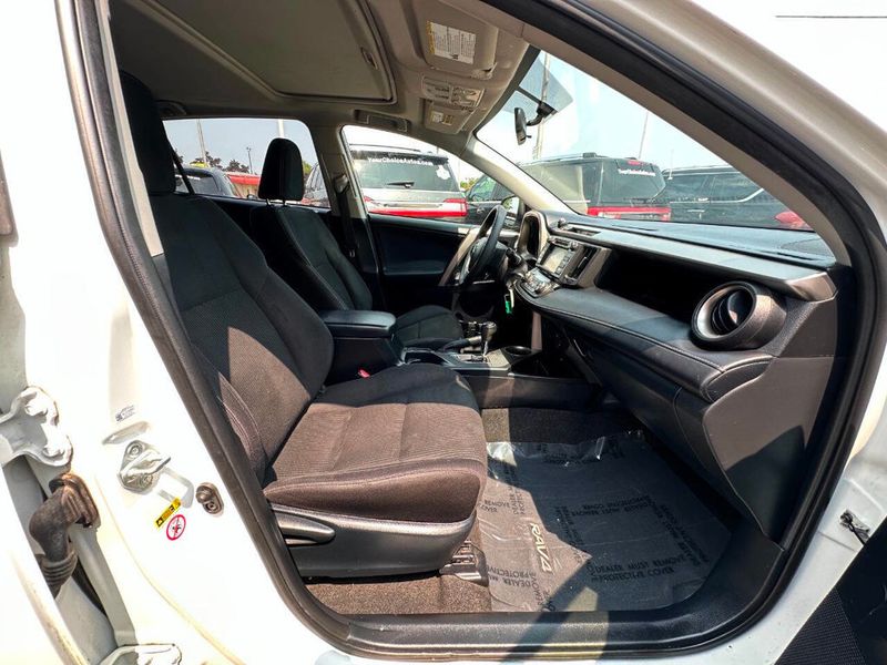 2015 Toyota RAV4 AWD 4dr XLE - 22895286 - 28