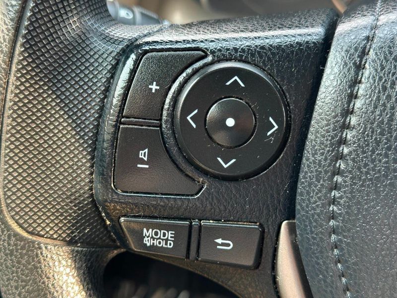 2015 Toyota RAV4 AWD 4dr XLE - 22895286 - 30