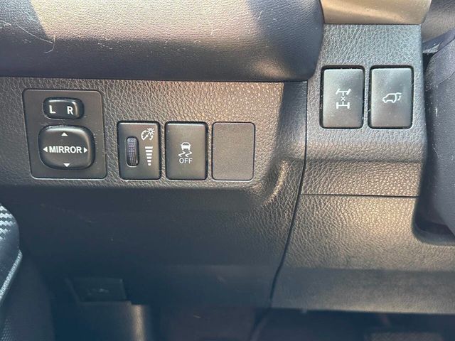 2015 Toyota RAV4 AWD 4dr XLE - 22895286 - 33