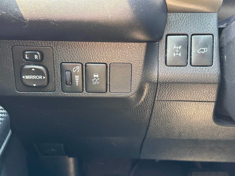 2015 Toyota RAV4 AWD 4dr XLE - 22895286 - 33