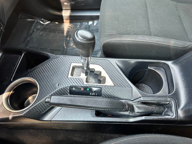 2015 Toyota RAV4 AWD 4dr XLE - 22895286 - 39