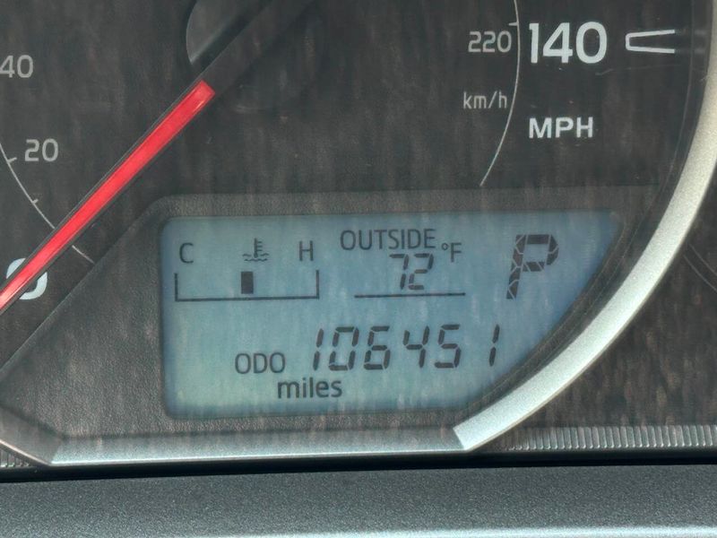 2015 Toyota RAV4 AWD 4dr XLE - 22895286 - 42