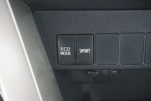 2015 Toyota RAV4 FWD 4dr LE - 22997331 - 18