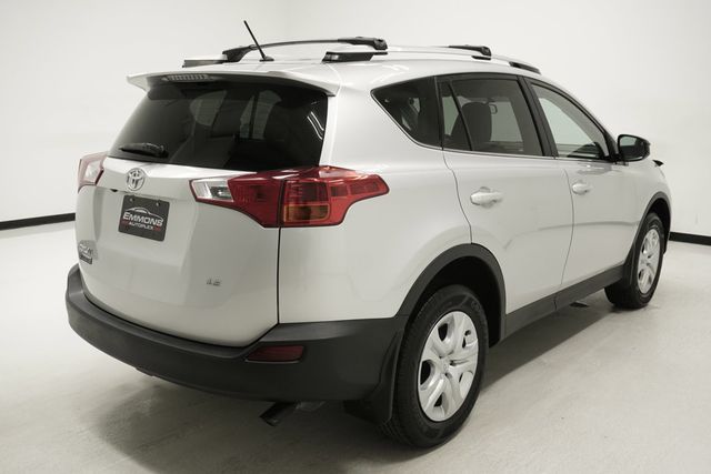 2015 Toyota RAV4 FWD 4dr LE - 22997331 - 3