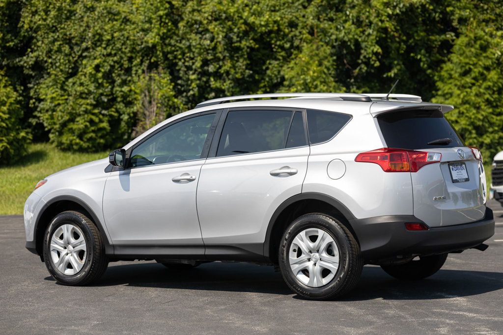 2015 Toyota RAV4 LE photo 2