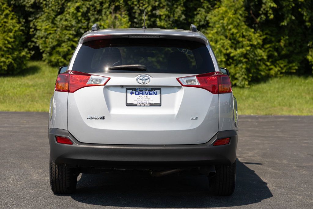 2015 Toyota RAV4 LE photo 3
