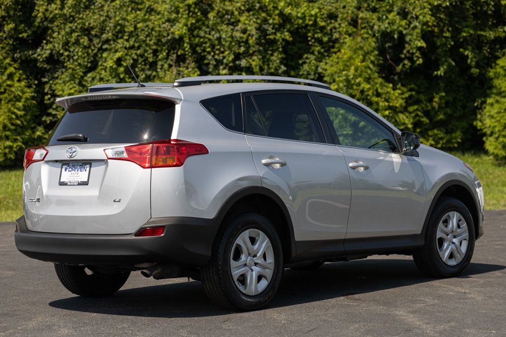 2015 Toyota RAV4 LE photo 4