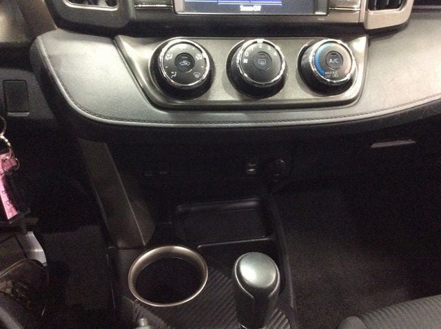 2015 Toyota RAV4 FWD 4dr LE - 22259819 - 17
