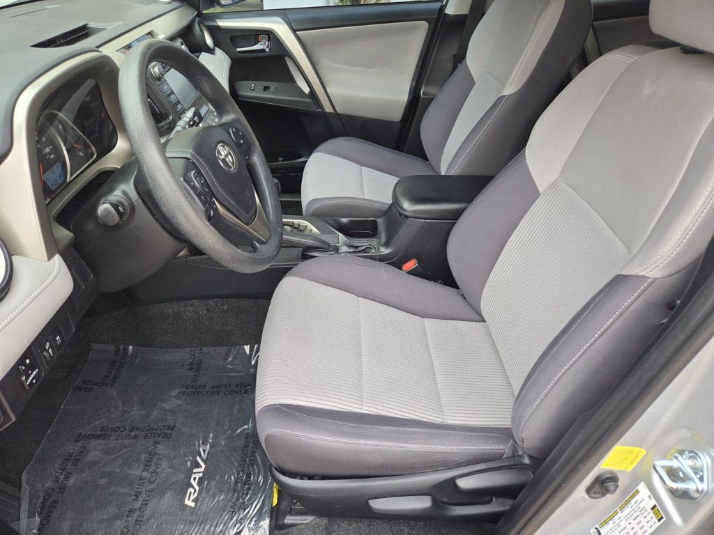 2015 Toyota RAV4 FWD 4dr XLE - 22915571 - 6