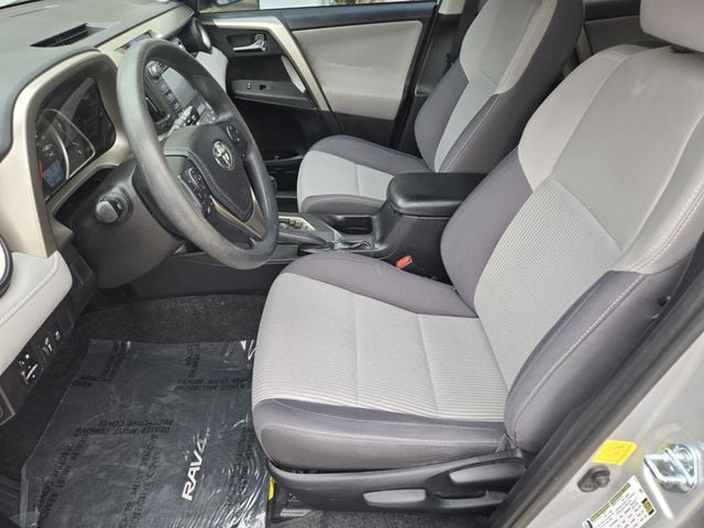 2015 Toyota RAV4 FWD 4dr XLE - 22915571 - 6
