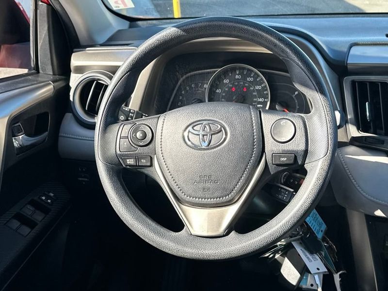 2015 Toyota RAV4 XLE photo 15