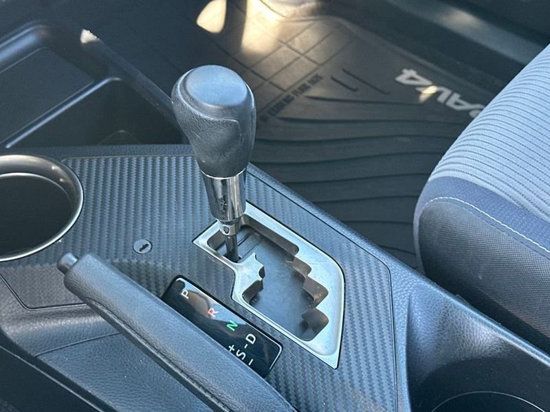2015 Toyota RAV4 XLE photo 16