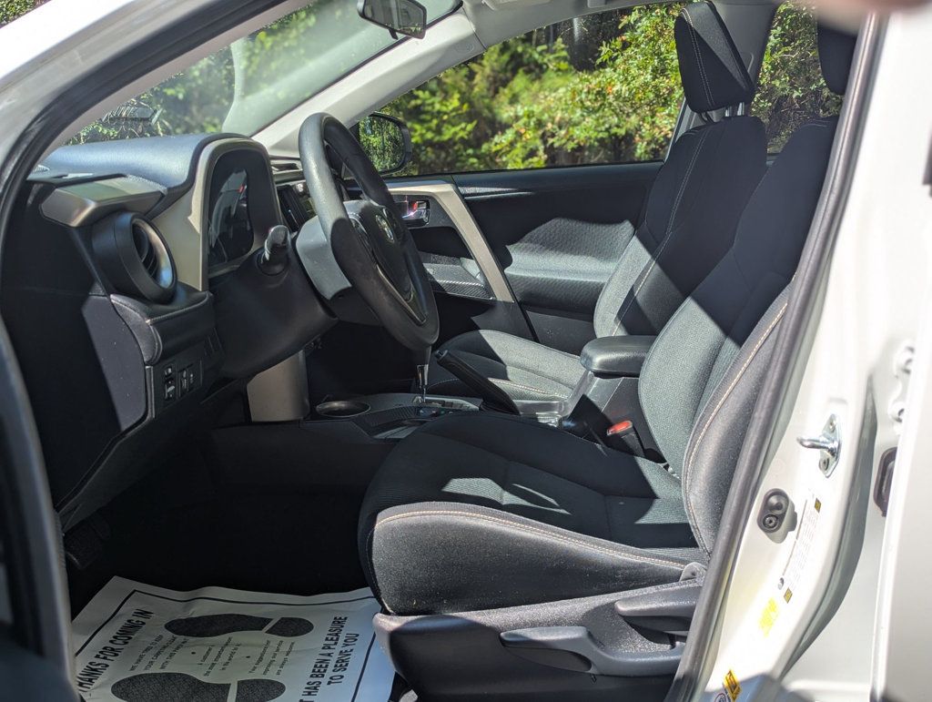 2015 Toyota RAV4 XLE photo 10