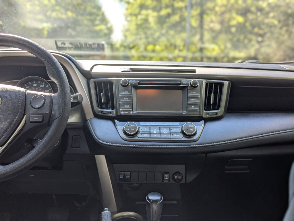 2015 Toyota RAV4 XLE photo 13