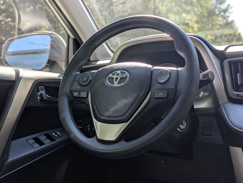 2015 Toyota RAV4 XLE photo 14