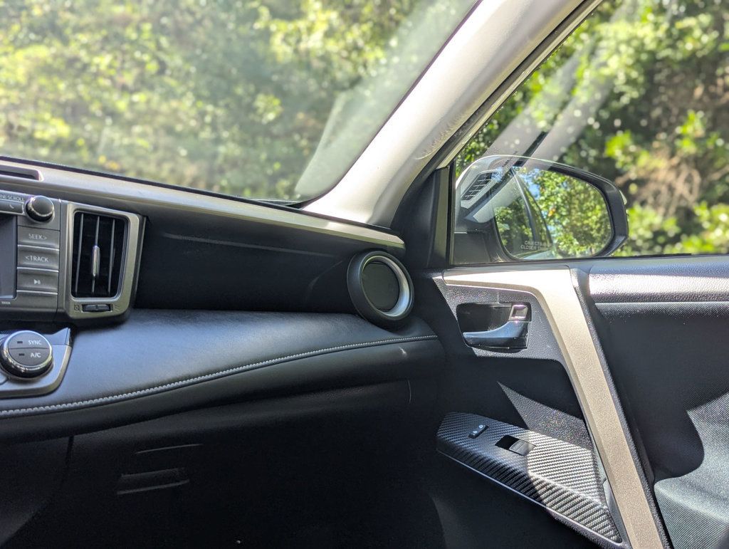 2015 Toyota RAV4 XLE photo 15