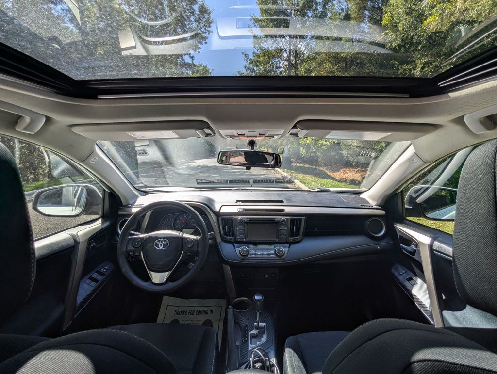 2015 Toyota RAV4 XLE photo 16