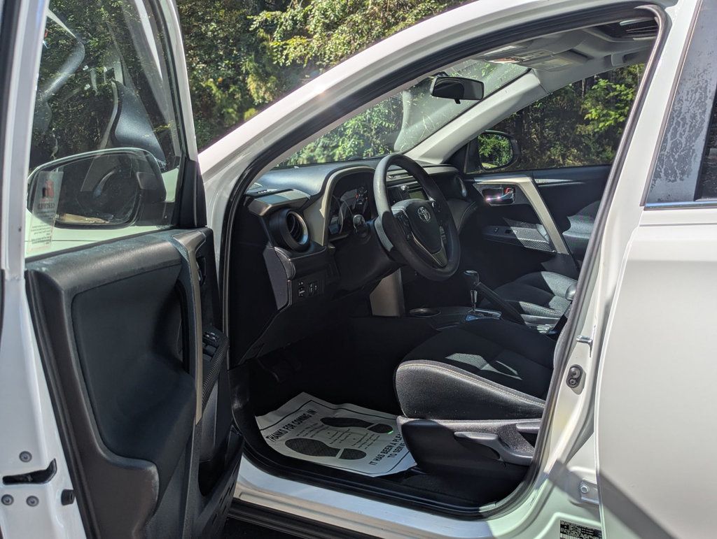 2015 Toyota RAV4 XLE photo 9