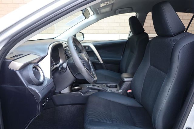 2015 Toyota RAV4 LE - 23059515 - 13