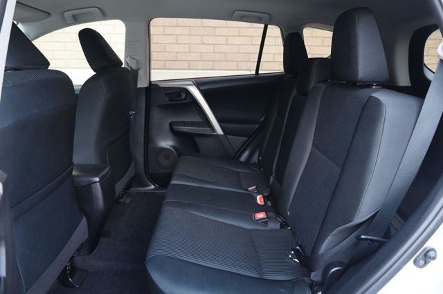 2015 Toyota RAV4 LE - 23059515 - 16