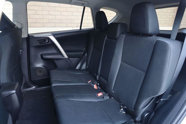 2015 Toyota RAV4 LE - 23059515 - 17