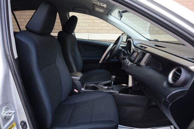 2015 Toyota RAV4 LE - 23059515 - 18