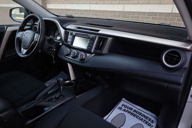 2015 Toyota RAV4 LE - 23059515 - 24