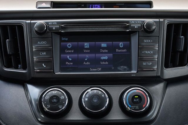 2015 Toyota RAV4 LE - 23059515 - 32