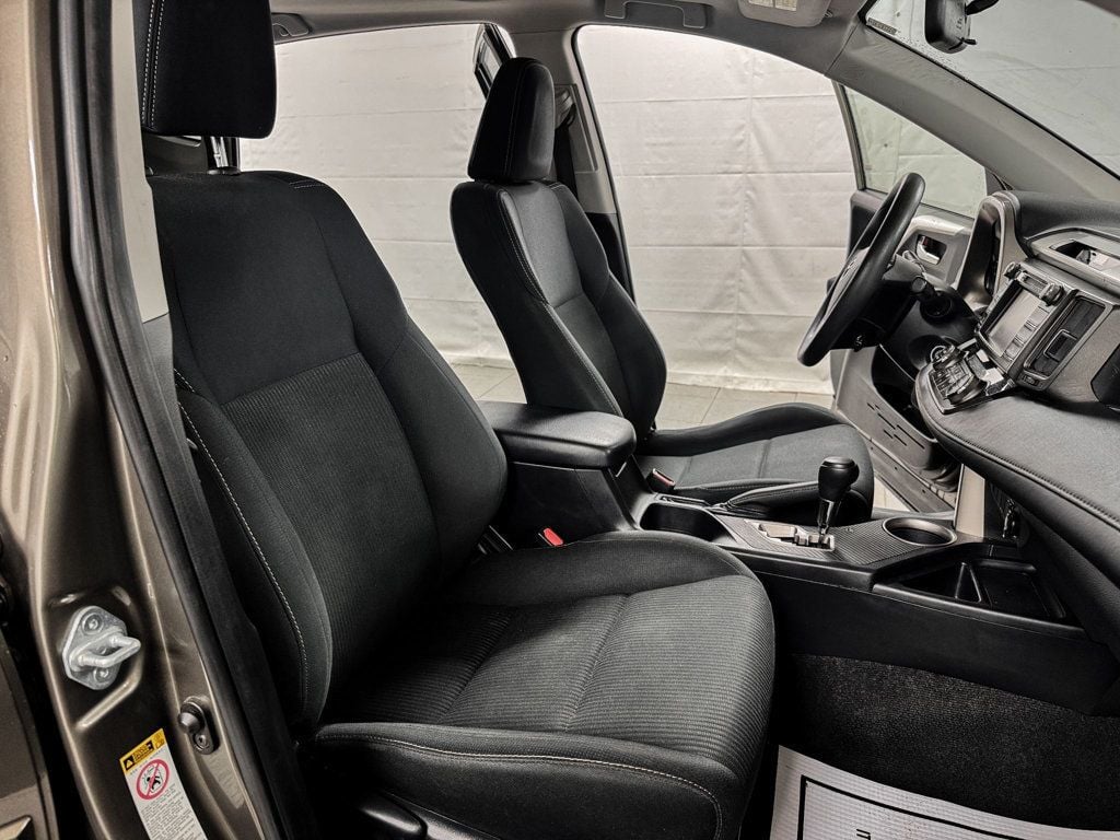 2015 Toyota RAV4 XLE AWD - 23081429 - 11