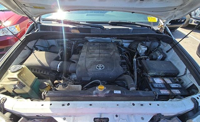2015 Toyota Sequoia 4WD 5.7L FFV SR5 - 23037311 - 13
