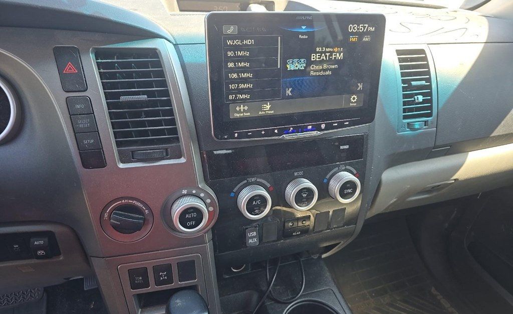2015 Toyota Sequoia 4WD 5.7L FFV SR5 - 23037311 - 8