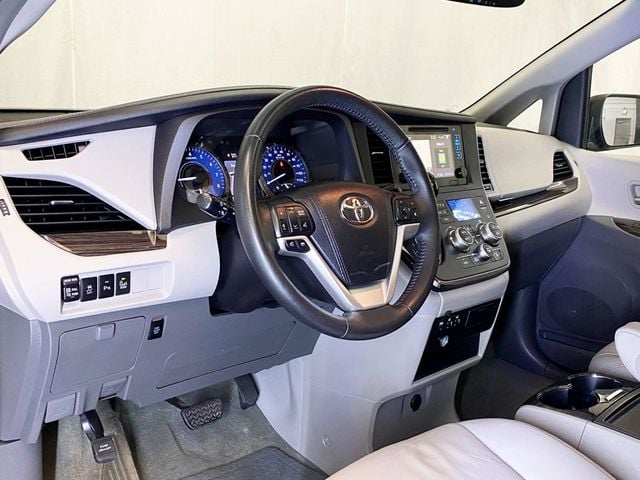 2015 Toyota Sienna  - 22952776 - 23