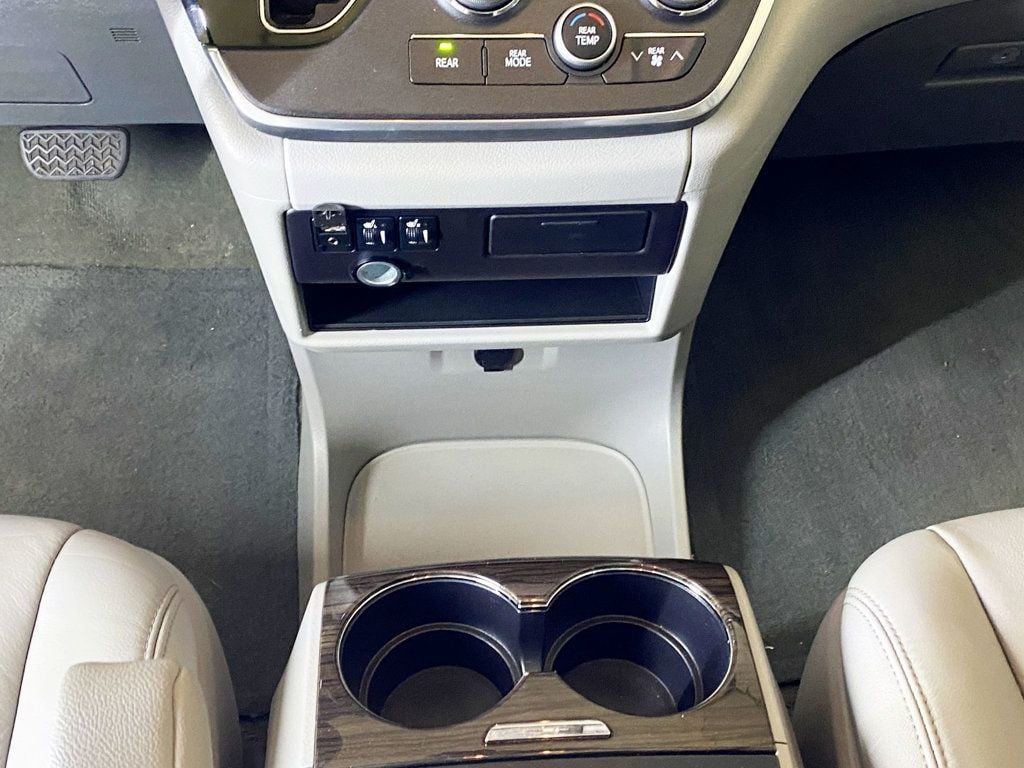 2015 Toyota Sienna  - 22952776 - 30