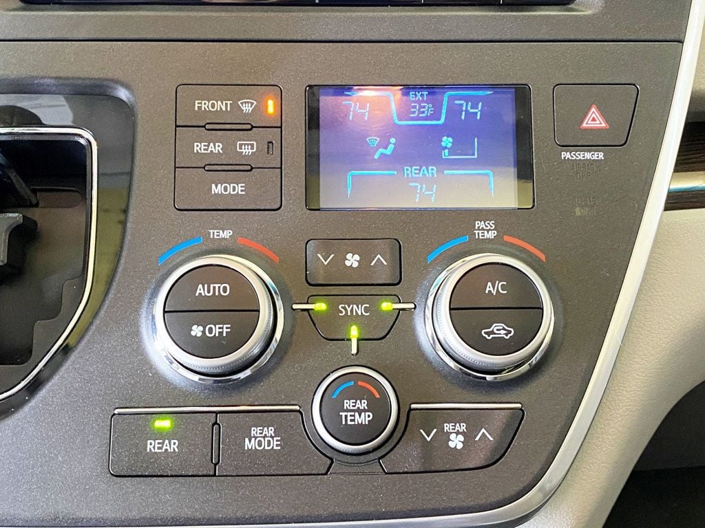 2015 Toyota Sienna  - 22952776 - 32