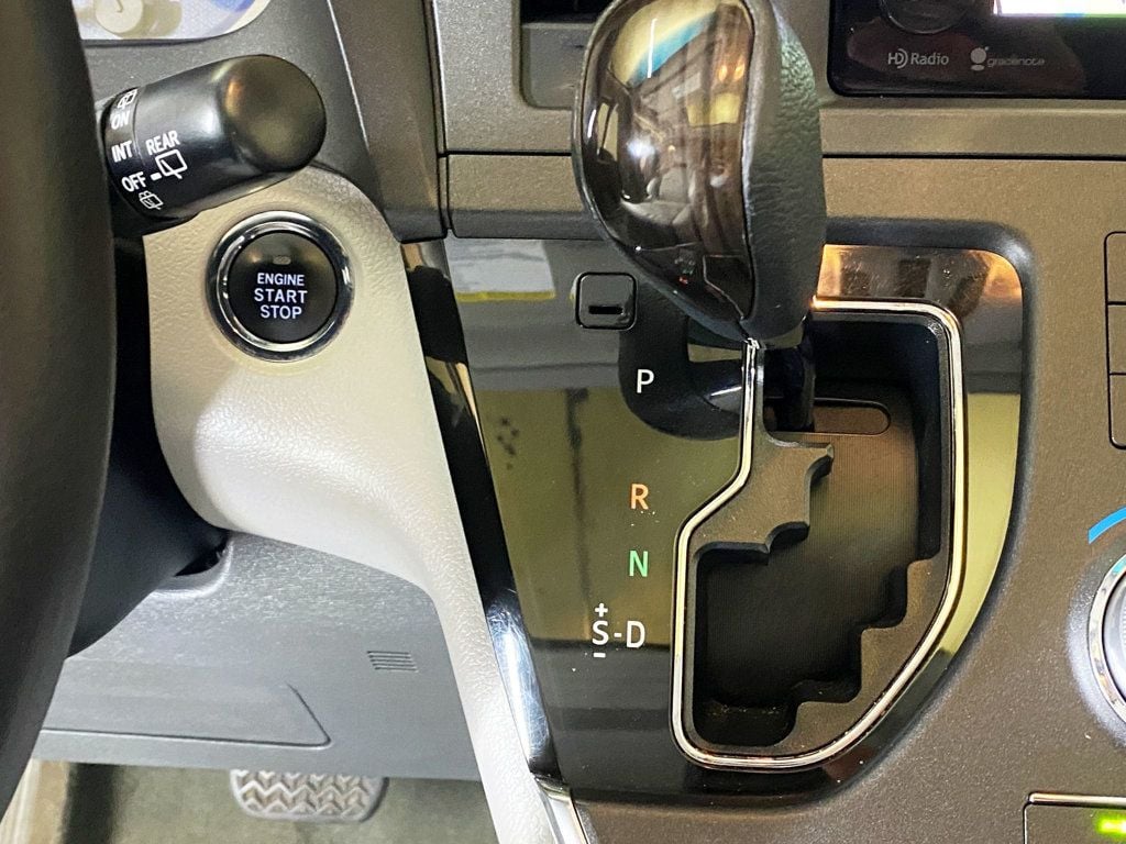 2015 Toyota Sienna  - 22952776 - 33