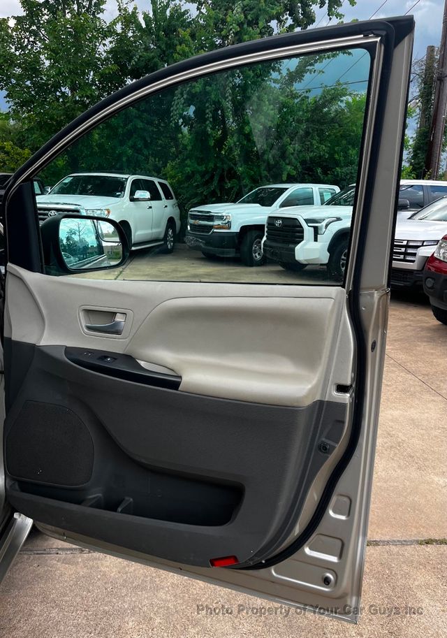 2015 Toyota Sienna  - 23049740 - 17