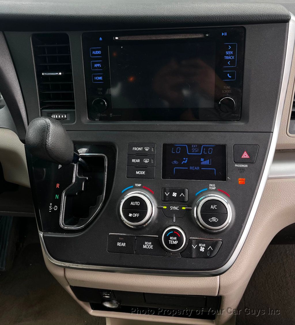 2015 Toyota Sienna  - 23049740 - 18
