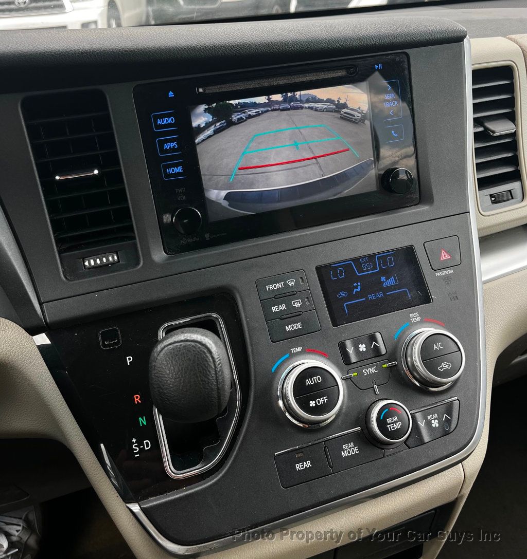 2015 Toyota Sienna  - 23049740 - 19