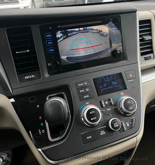 2015 Toyota Sienna  - 23049740 - 19