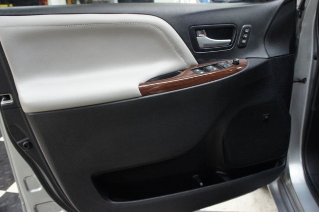 2015 Toyota Sienna 1-Owner, Clean, 7-Passengers - 22957840 - 24