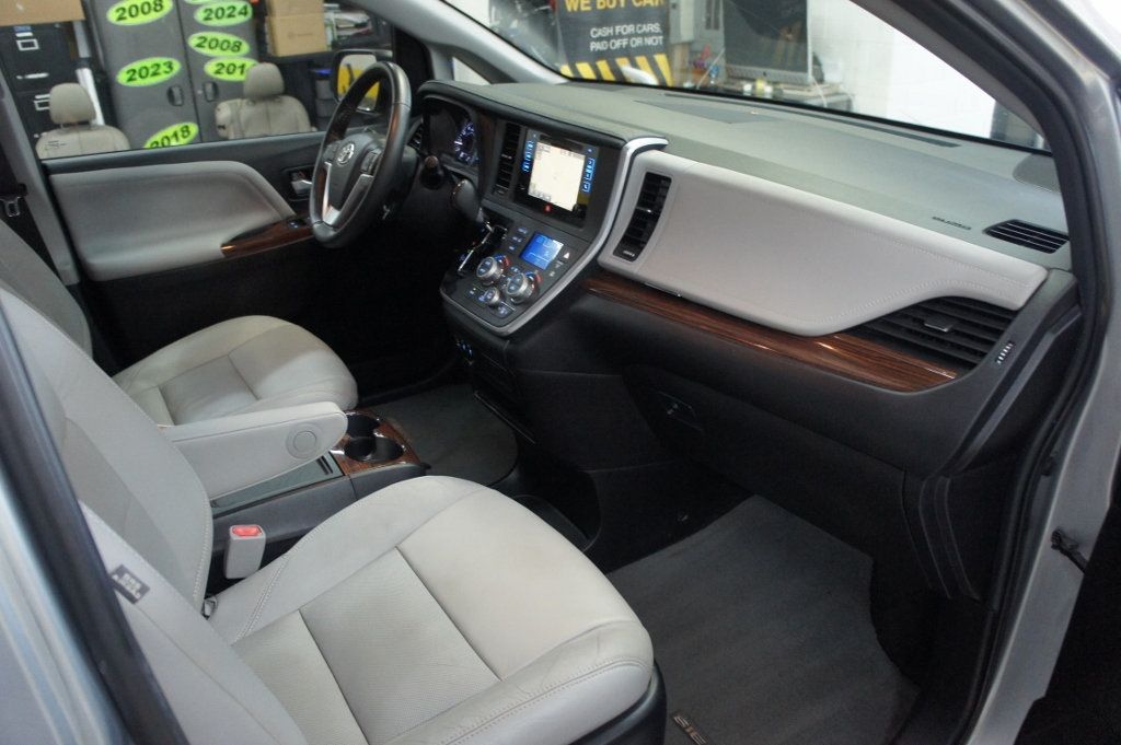 2015 Toyota Sienna 1-Owner, Clean, 7-Passengers - 22957840 - 3