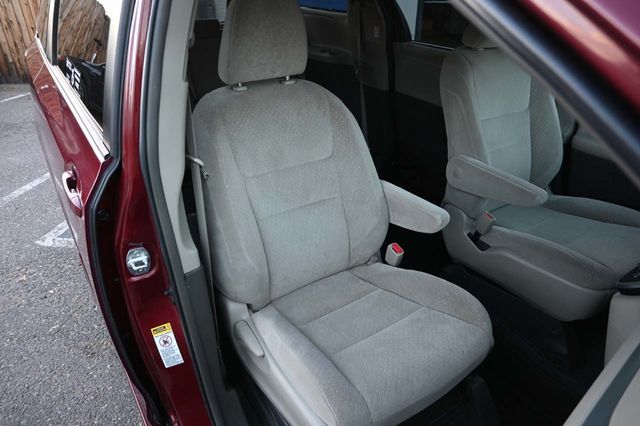 2015 Toyota Sienna 5dr 7-Passenger Van LE FWD Mobility - 22951130 - 15