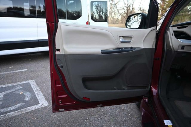 2015 Toyota Sienna 5dr 7-Passenger Van LE FWD Mobility - 22951130 - 28